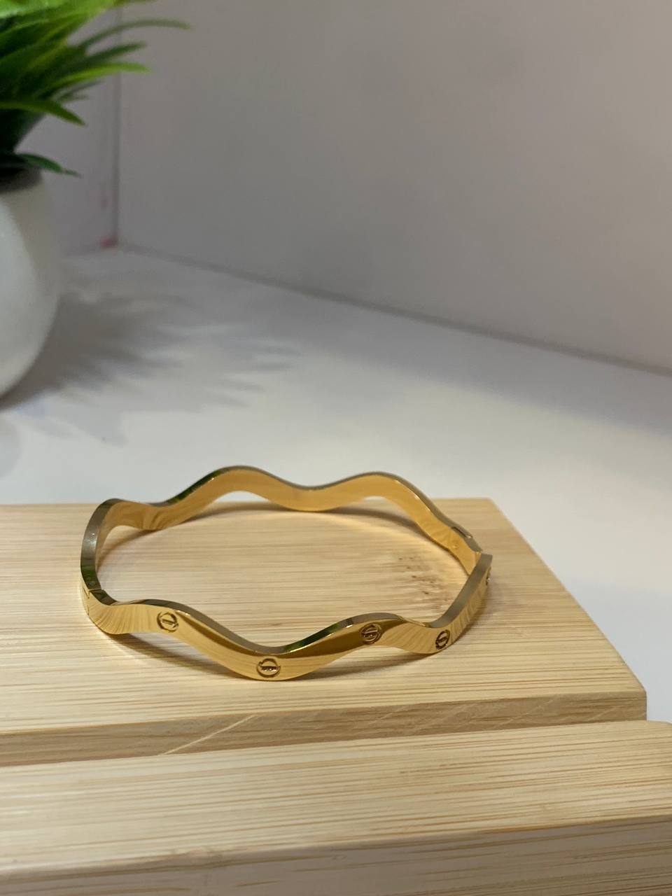 Wave Luxe – Gold Stainless Steel Bracelet