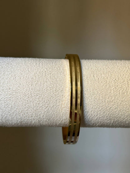 Minimalist Ribbed Gold Bangle