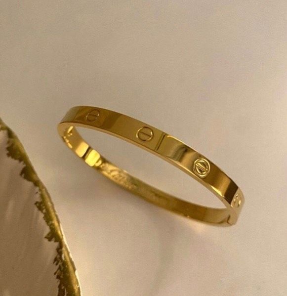 Iconic Screw Accent Gold Bangle