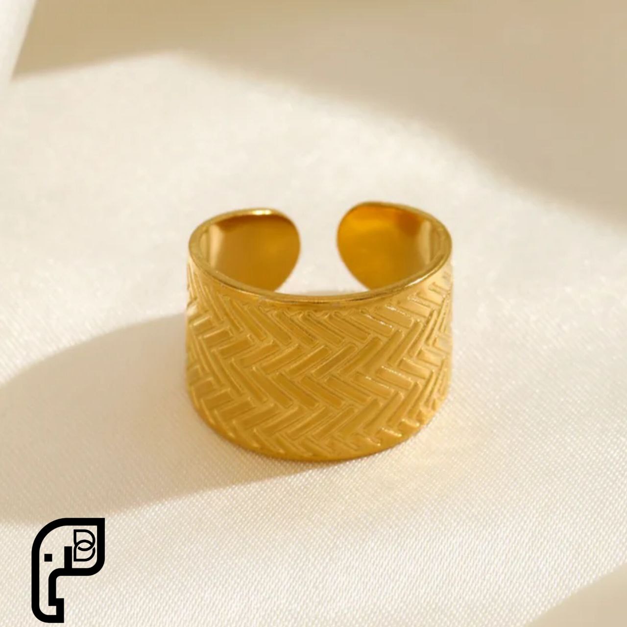 Chic Chevron Band Ring